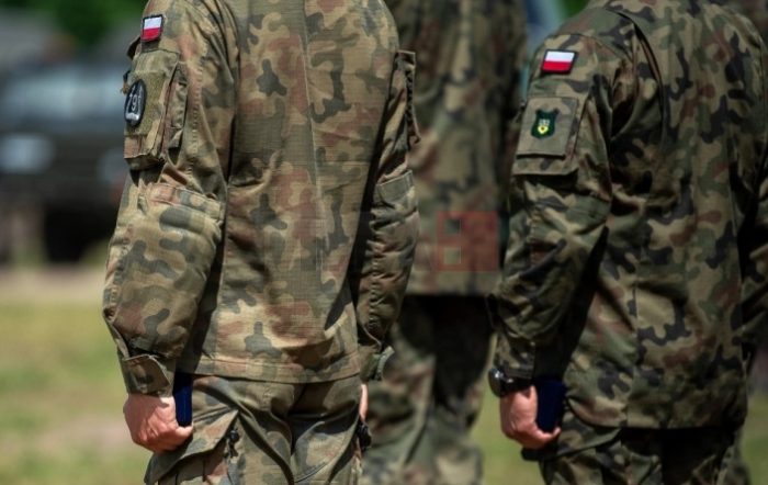 Полска размислува за воведување на задолжителна воена служба