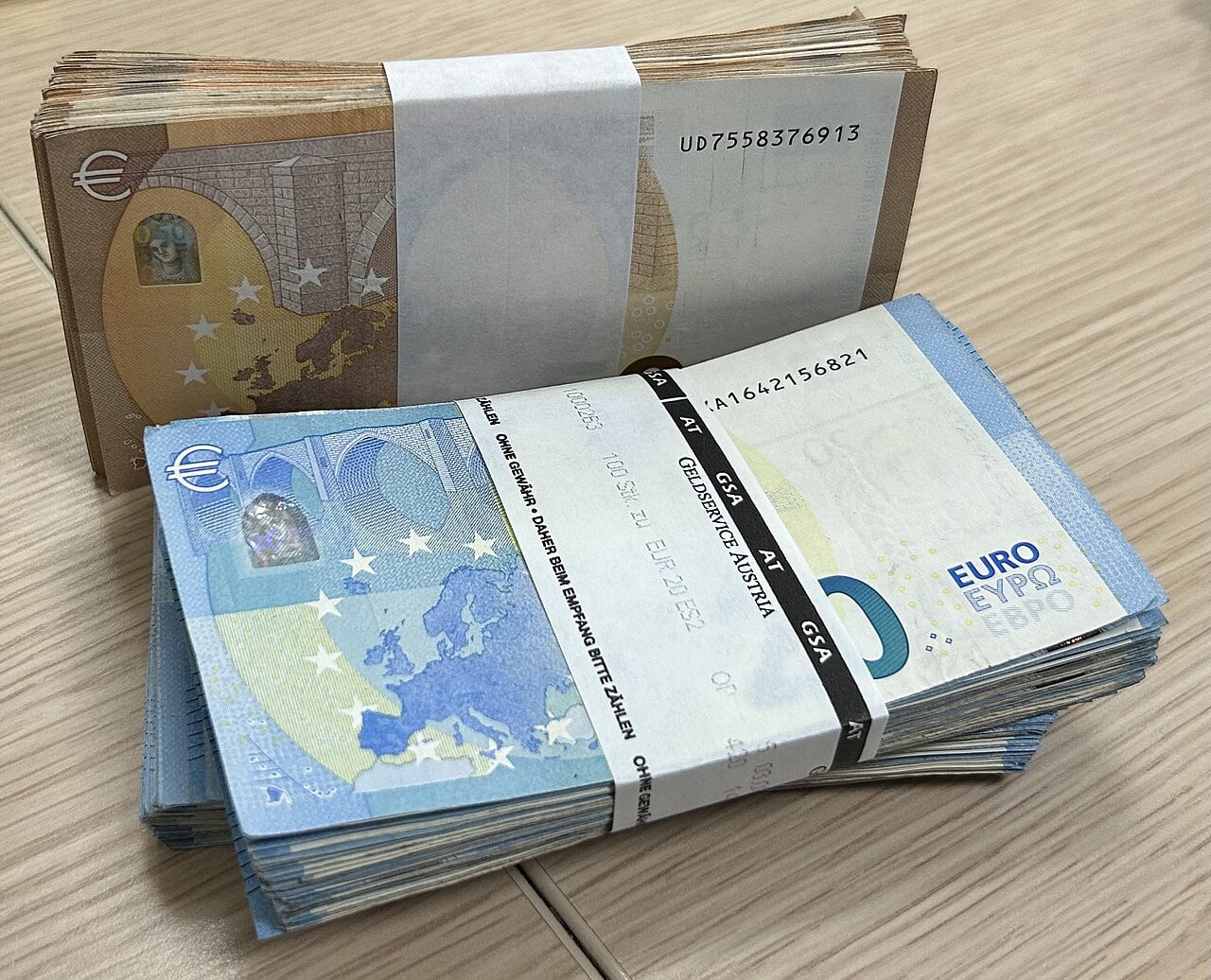 ЕВРОТО ПАДНА НА НАЈНИСКО НИВО од мај поради фискалните превирања во Франција