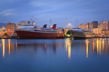 НЕМА ПРЕЖИВЕАНИ: Автомобил со тричлено семејство падна во морето кај Пиреј