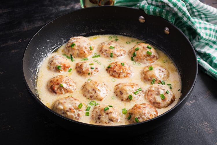 РЕЦЕПТ НА ДЕНОТ: Мисиркини ќофтиња во кремаст сос