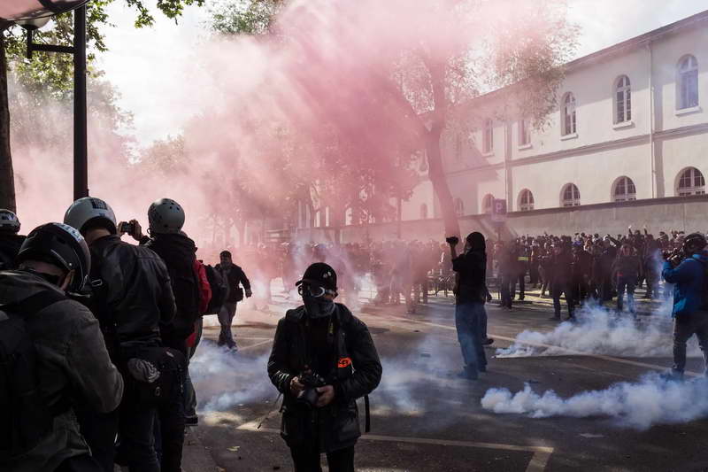 Насилство и уништување на протестите во Франција, Макрон апелира за смиреност