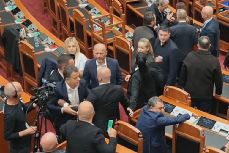 Инцидент во Парламентот на Албанија: Седницата започна со тензии