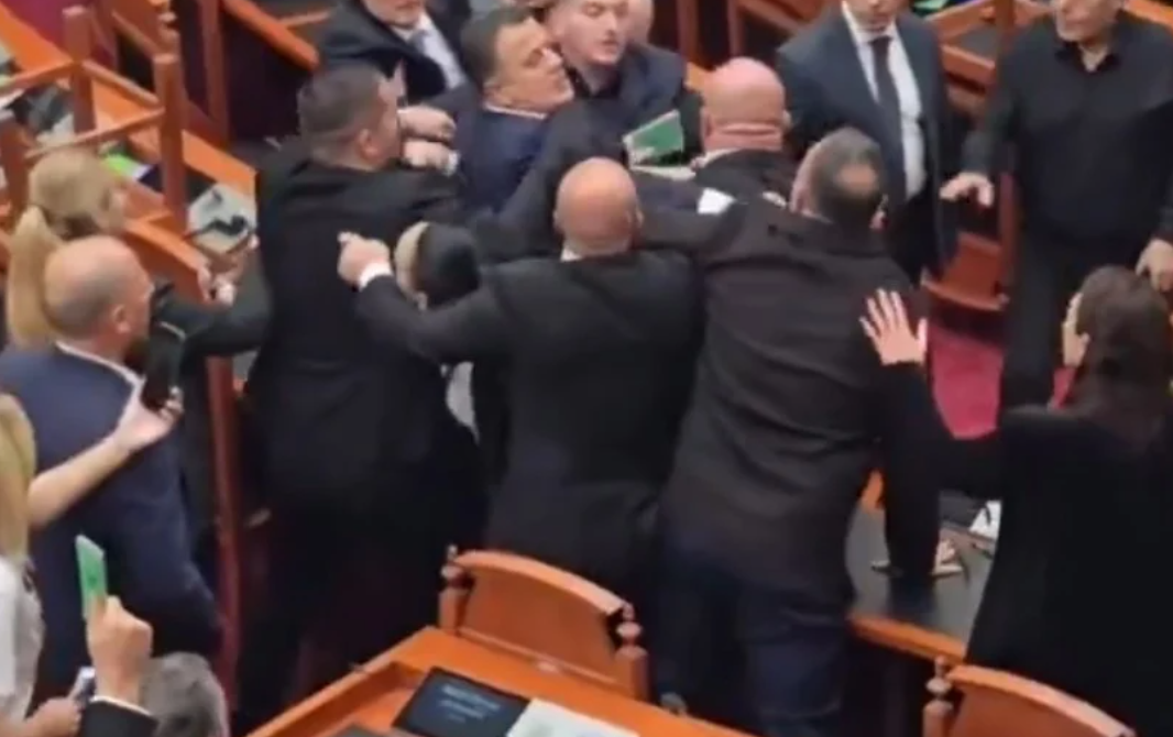 (ВИДЕО) Се степаа пратениците во албанското Собрание
