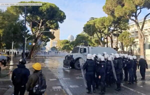 Растат тензиите во Албанија: демонстранти ги запалија перничињата поставени како симболична покана за дијалог пред седиштето на Еди Рама