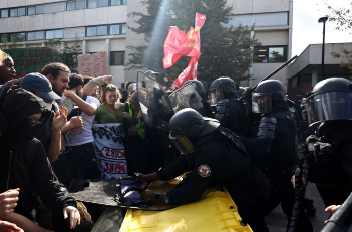 Во Франција денеска ќе бидат затворени повеќе од 400 средни училишта поради протести на учениците