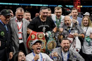 Враќање на Усик во борба за титулата?! Френк Ворен вели: Не би имал ништо против таа борба