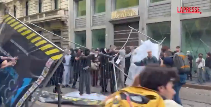 (ВИДЕО) Насилни протести во Италија: полицијата употреби солзавец во Милано, водени топови во Болоња