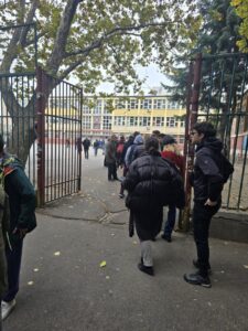 (ВИДЕО) Избори во Србија: Во огромни колони се чека за гласање