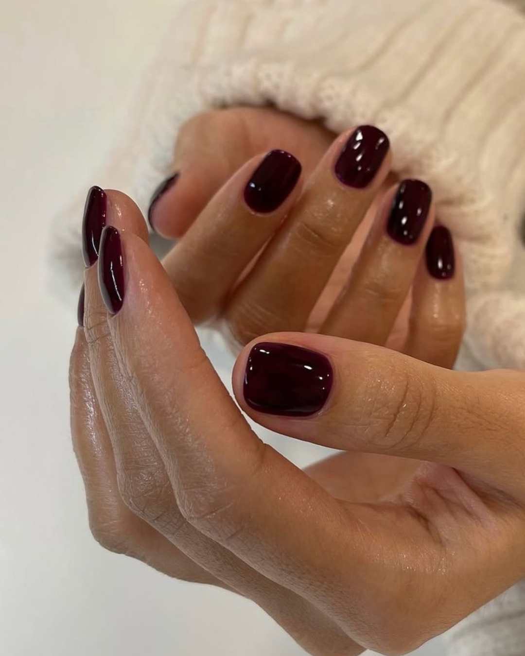 „Cherry noir“ – нова темна есенска варијанта на маникир