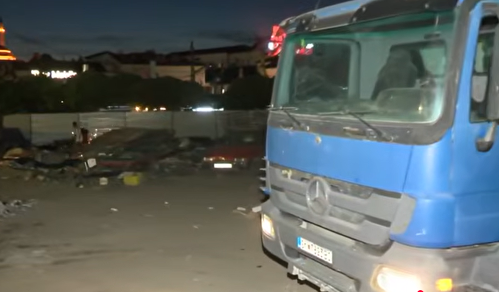(ВИДЕО) Со градежна механизација се отстрануваат тезги на Бит-пазар