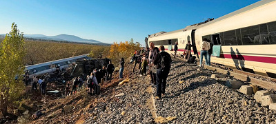 Се судрија два брзи воза во Шпанија, има најмалку 39 жртви – објавени први снимки од местото на несреќата