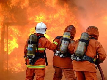 ГОЛЕМ ПОЖАР ЗАФАТИ ТЕКСТИЛНА ДЕПОНИЈА ВО ПРИЛЕП: Густ чад со часови се шири над целиот град