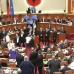 Физичка пресметка во албанскиот парламент среде протестите против Рама