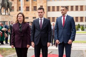 Владина делегација предводена од Муцунски положи цвеќе по повод 23 Октомври