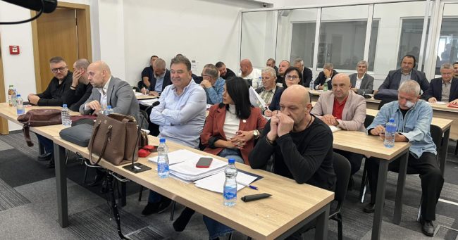 ОБВИНЕТИ СТЕ ЗА НЕПОСТАПУВАЊЕ И ПРОПУСТИ, А НЕ ДЕКА СТЕ ЈА ЗАПАЛИЛЕ ДИСКОТЕКАТА „ПУЛС“, ОБВИНИТЕЛСТВОТО И РОДИТЕЛИТЕ БАРААТ ОДБРАНАТА ДА ПРЕСТАНЕ СО МАНИПУЛАЦИИ
