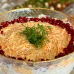 Салата од моркови со лук и јогурт – кремаста, освежителна и готова за 10 минути