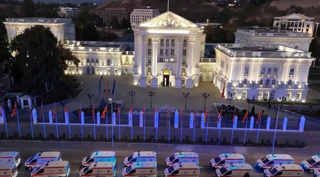 (фото) НОВИ АМБУЛАНТНИ ВОЗИЛА: Мицкоски најави промоција на 100 нови болнички возила на паркингот на СЦ Борис Трајковски