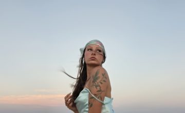 Од Охрид до Калифорнија: Ирма Гогова го објавува својот прв спот „BLUE“
