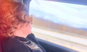 (ФОТО) „СЕ ОБИДАВ ДА СЕ УБИЈАМ, МОЕТО ДЕТЕ ИМАШЕ САМО 3 ГОДИНИ“: Тешка судбина на познатата пејачка – преживеала рак, а потоа се обидела да се самоубие