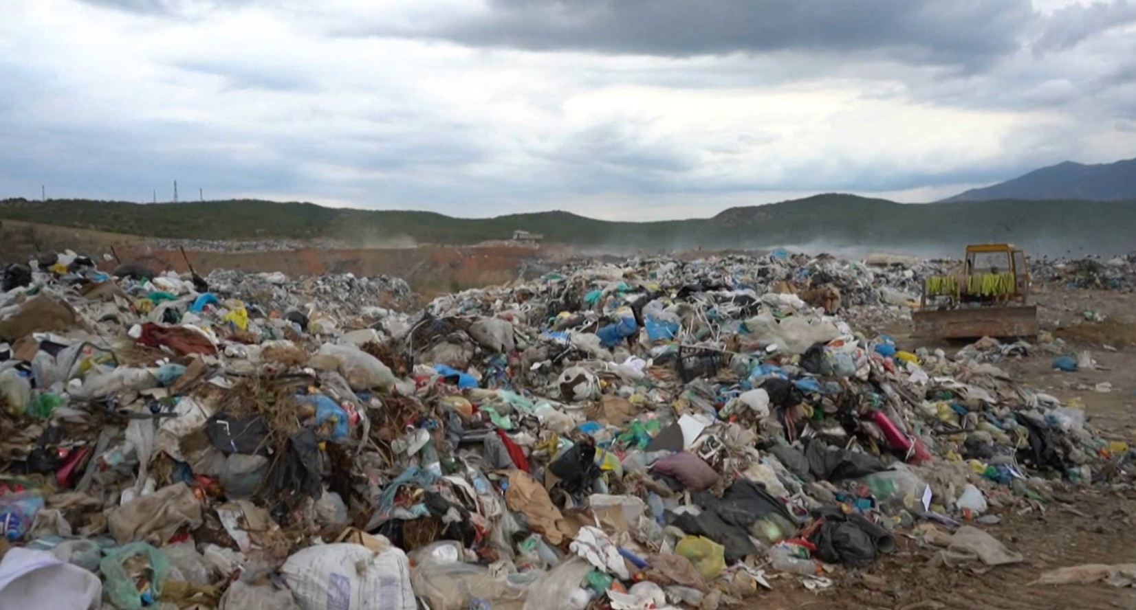 Општина Струмица ја покрива Шапкар со земја за да го намали ризикот од пожари
