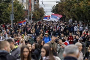 ИЛЈАДНИЦИ НА СЛАВИЈА И ВО САЛАТА РАНКО ЖЕРАВИЦА: Завршни митинзи пред изборите во Србија