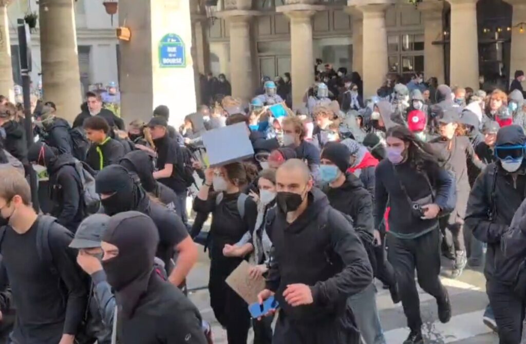 Судири меѓу демонстрантите и полицијата во Париз