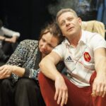 Вртоглаво комична претстава што ја урива кулата на политичката коректност
