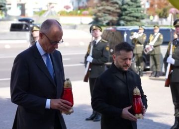 МЕРЦ И ЗЕЛЕНСКИ ВО КИЕВ: Оддадоа почит на загинатите украински бранители