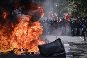 ВИДЕО: Над 400 училишта затворени во Франција поради протестите