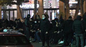 (ВИДЕО) Затворени се избирачките места во Србија: повторно шатори во Пионерскиот парк, студентите повикуваат на смиреност