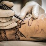 Тетоважи што се појавуваат и исчезнуваат: Научниците развија мастило што реагира на светлина