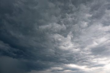 НАД 16.000 ДОМОВИ БЕЗ СТРУЈА ВО БРИТАНИЈА: Бурата Бабет предизвика затворање училишта и прекини во напојувањето