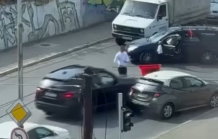 (ВИДЕО) ИЗВАДИ АЛБАНСКО ЗНАМЕ И ЗАПИРАШЕ ВОЗИЛА ВО НЕРЕЗИ: Полицијата го пронајде