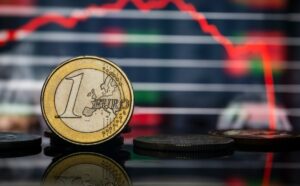 Еврото падна најниско во последните 17 месеци