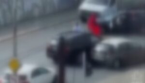 Снимката се прошири на социјалните мрежи, полицијата го пронајде возачот што го блокираше сообраќајот во Скопје