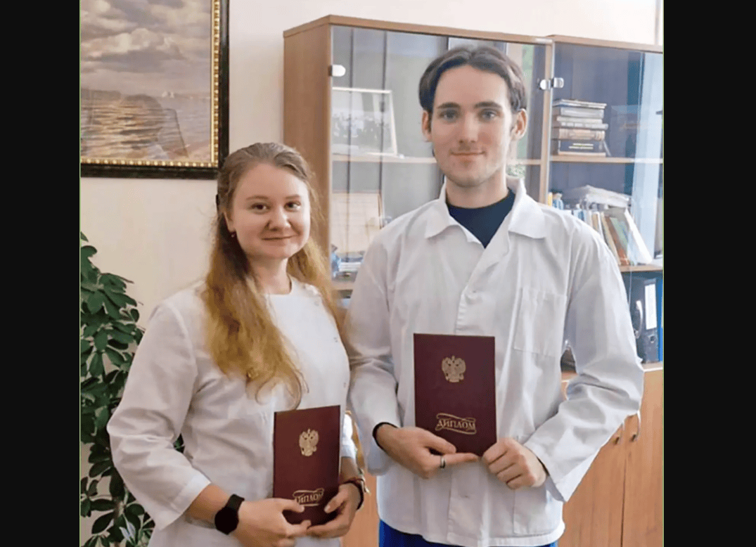 „ЈАС ЈА ЗНАМ ВИСТИНАТА, ДАРЈА НЕ ПОЧИНА ОД СКРШЕНА ЕПРУВЕТА“: Мајката на руската лаборантка, сомнителен случај на чума, вели дека лекарите дозволиле таа да умре