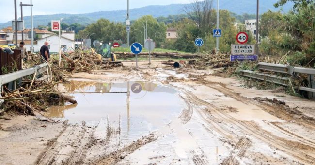 ДВАЈЦА ЗАГИНАТИ И ЕДЕН ИСЧЕЗНАТ ВО ПОПЛАВИ ВО КАТАЛОНИЈА, ИЗДАДЕНО ЦРВЕНО ПРЕДУПРЕДУВАЊЕ ЗА МИНИ-УРАГАН