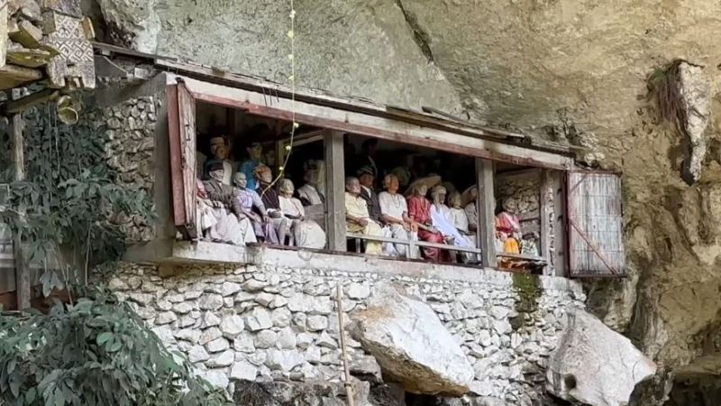 Чуден обичај - место каде што починатите остануваат дома со семејството со месеци
