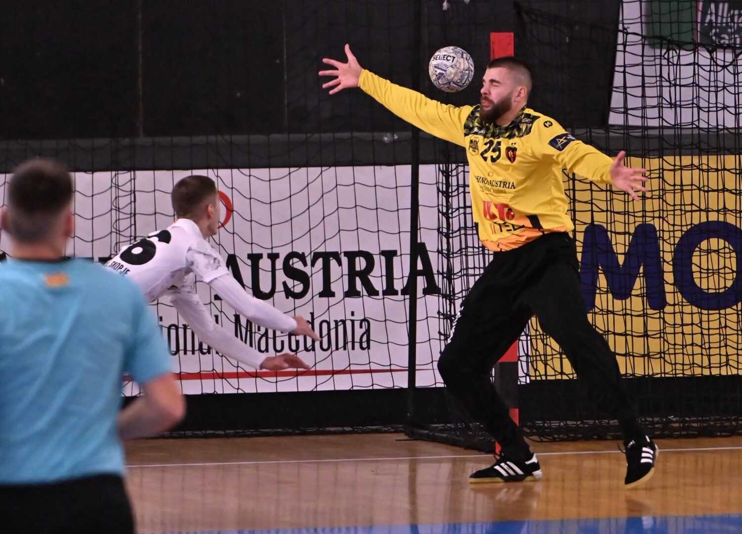 Валах блескаше, Вардар го прегази Нант