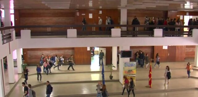 Тепачка меѓу вработени во средно училиште во Гази Баба