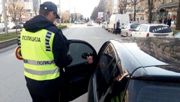 ЗАКАНУВАЧКИ ПОВИК ДО ПОЛИЦАЕЦ: Скопјанец приведен откако добил сообраќајна казна и извршил телефонски повик до службено лице