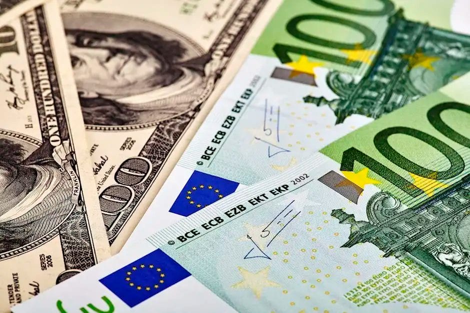 Еврото падна на најниско ниво во последните 17 месеци, стравот од францускиот долг го зајакна доларот