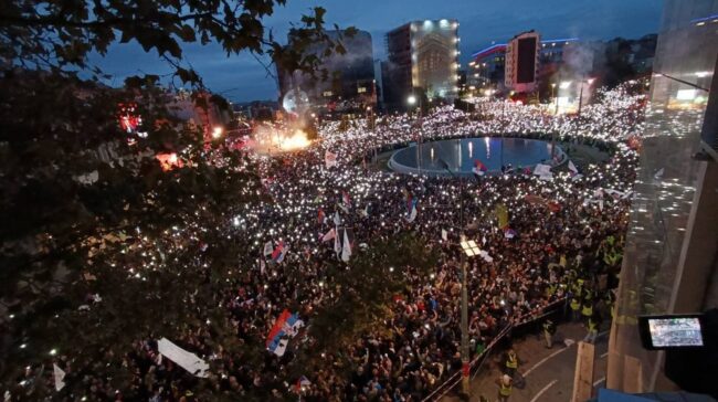 ВУЧИЌ ОБВИНИ НА ЗАВРШНИОТ ПРЕДИЗБОРЕН МИТИНГ ДЕКА СРБИЈА Е НАПАДНАТА ОДНАДВОР, СТУДЕНТСКАТА ЛИСТА СО ОГРОМЕН СОБИР ВО БЕЛГРАД