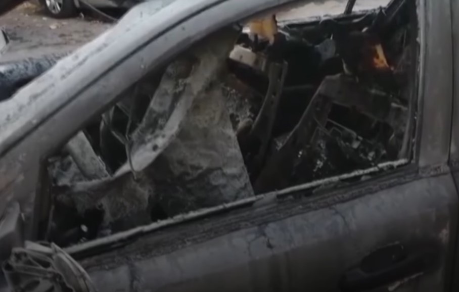Целосно изгоре Mercedes во Аеродром, пожарот зафатил и друго возило