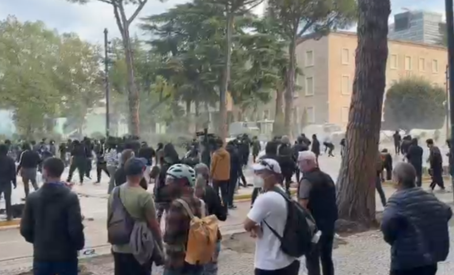 Албанија: 156 повредени во четиридневните протести – меѓу нив 97 полицајци и 4 малолетници
