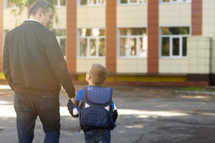 ДАЛИ УЧИЛИШТЕТО ОЧЕКУВА ЕДЕН РОДИТЕЛ ДА НЕ РАБОТИ? Настани во работно време, итни пораки и бескрајни обврски
