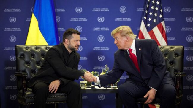СО ЗЕЛЕНСКИ ПОТЕШКО СЕ ПРЕГОВАРА ОТКОЛКУ СО ПУТИН, КАЖА ТРАМП