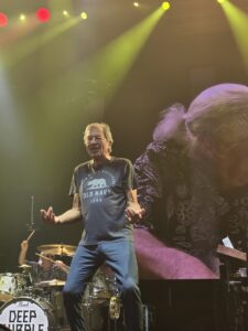Deep Purple во Скопје: Ијан Гилан со порака до Македонија, клавијатуристот ја отсвири македонската химна