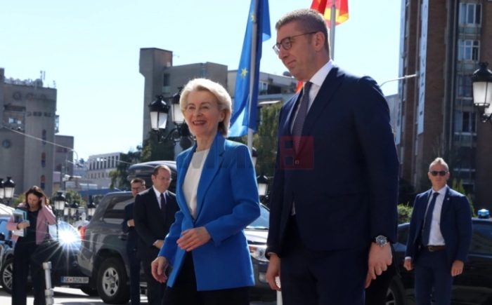 ФОН ДЕР ЛАЈЕН ВО МАКЕДОНИЈА: Муцунски на аеродром ја пречека претседателката на ЕУ од каде замина во Владата на средба со Мицкоски