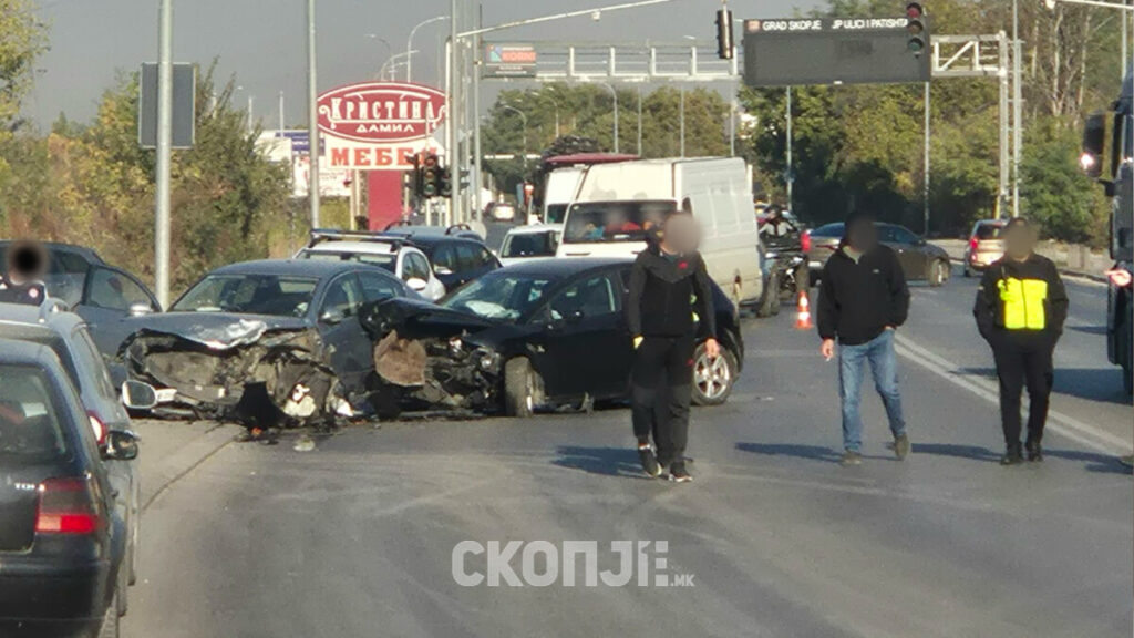 Сообраќајка на булевар „Борис Трајковски“: Се судрија две коли и камион